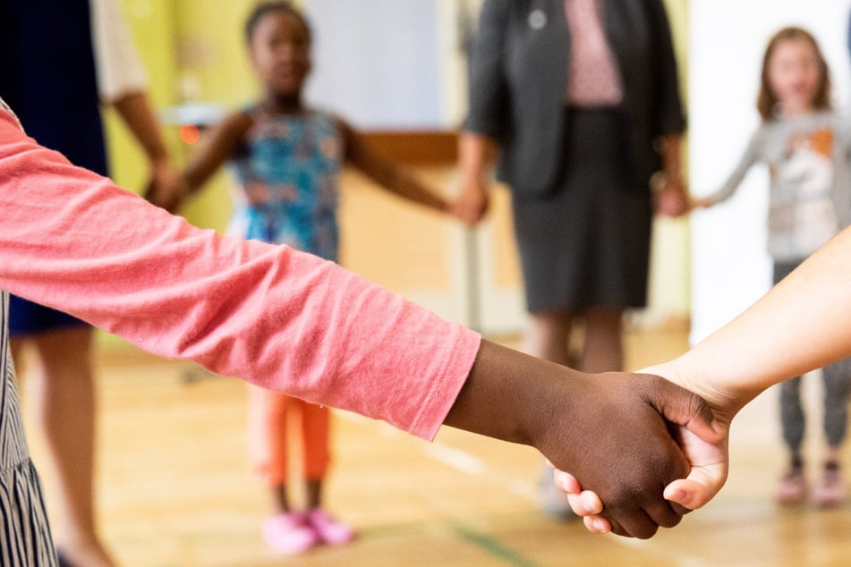 Polizisten holen Schülerin (10) aus Sportunterricht: Familie soll abgeschoben werden