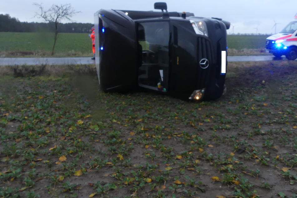 Sturm schleudert UPS-Truck von Straße: 23-Jähriger verletzt!