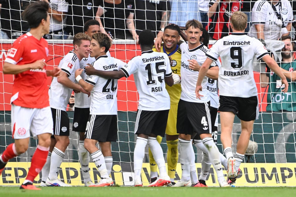 Eintracht-Schlussmann Noah Atubolu (M.) avancierte aus Sicht der Gäste kurz vor der Halbzeitpause zum Helden.