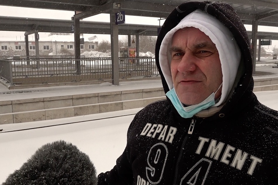 Andreas Corbaum wartet seit fast 24 Stunden auf einen Zug nach Bad Düben.