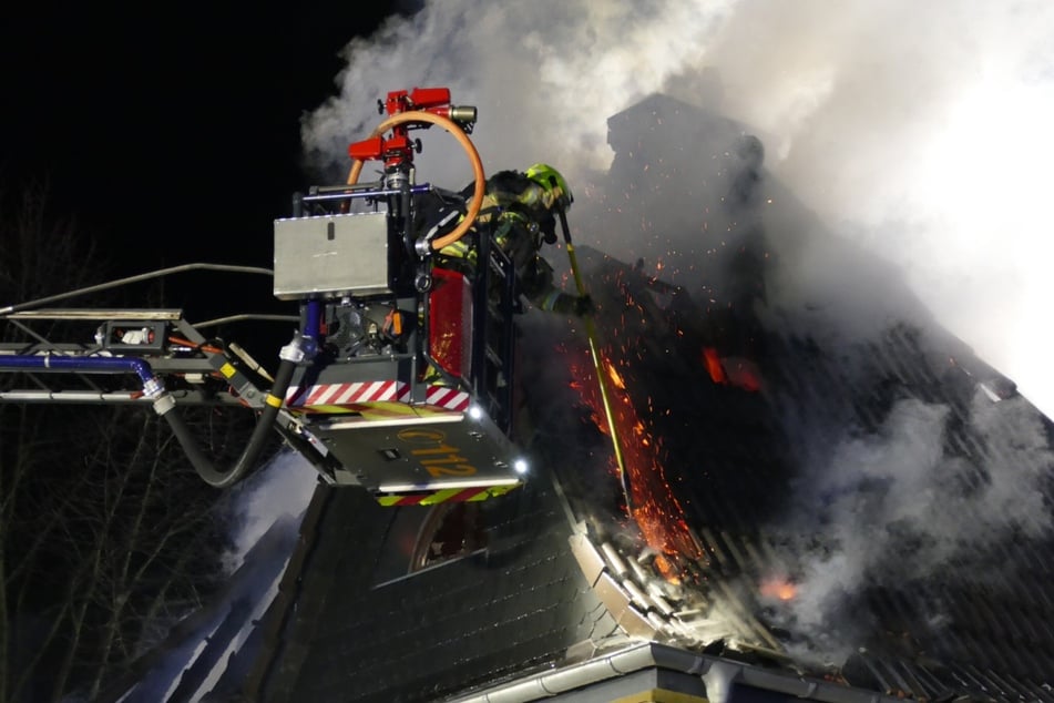 Bei den Löscharbeiten der Feuerwehr kamen auch zwei Drehleitern zum Einsatz.