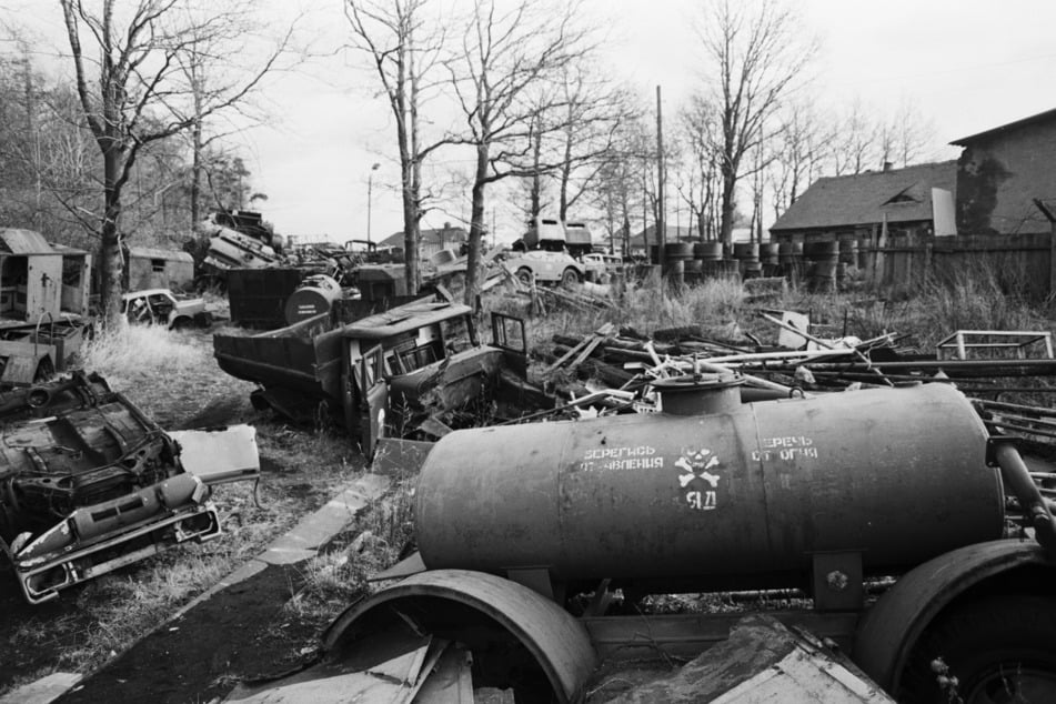 Ein Bild von 1992: Die ehemalige Sowjet-Kaserne wurde völlig vermüllt hinterlassen! Gut möglich, dass die giftigen Ampullen von der Militäreinrichtung stammen.