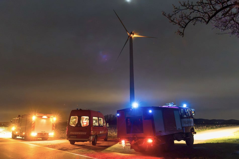 Die Feuerwehr war gegen den Brand an der Gondel des Windrads machtlos, kümmerte sich stattdessen um das Ablöschen von herumfliegenden Trümmerteilen.