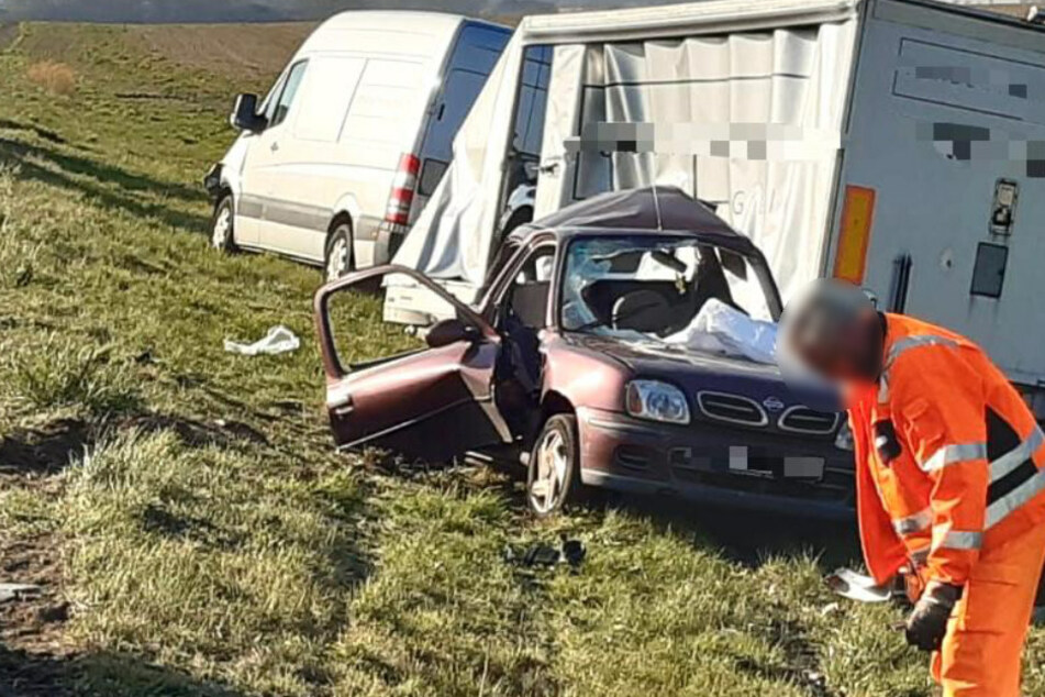 Unfall A: Transporter übersieht Pannen-Auto und kracht ungebremst in Nissan