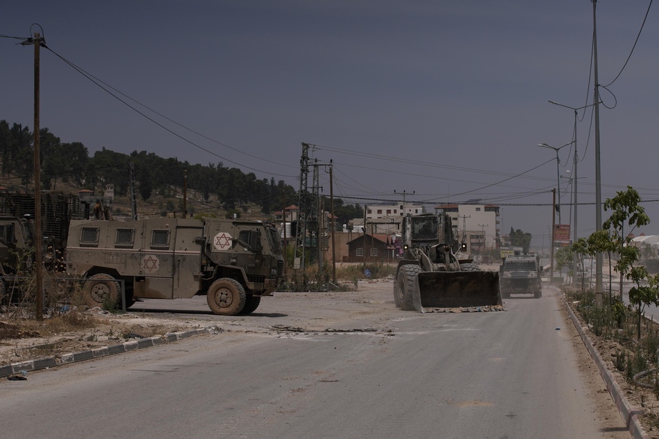 Israelische Militärfahrzeuge während einer Razzia in der Stadt Dschenin im Westjordanland. (Archivbild)