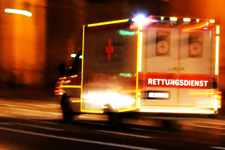 Die Rettungskräfte brachten die Fahrer nach dem Unfall auf der B308 im Landkreis Oberallgäu zur Behandlung ins Krankenhaus. (Symbolbild)