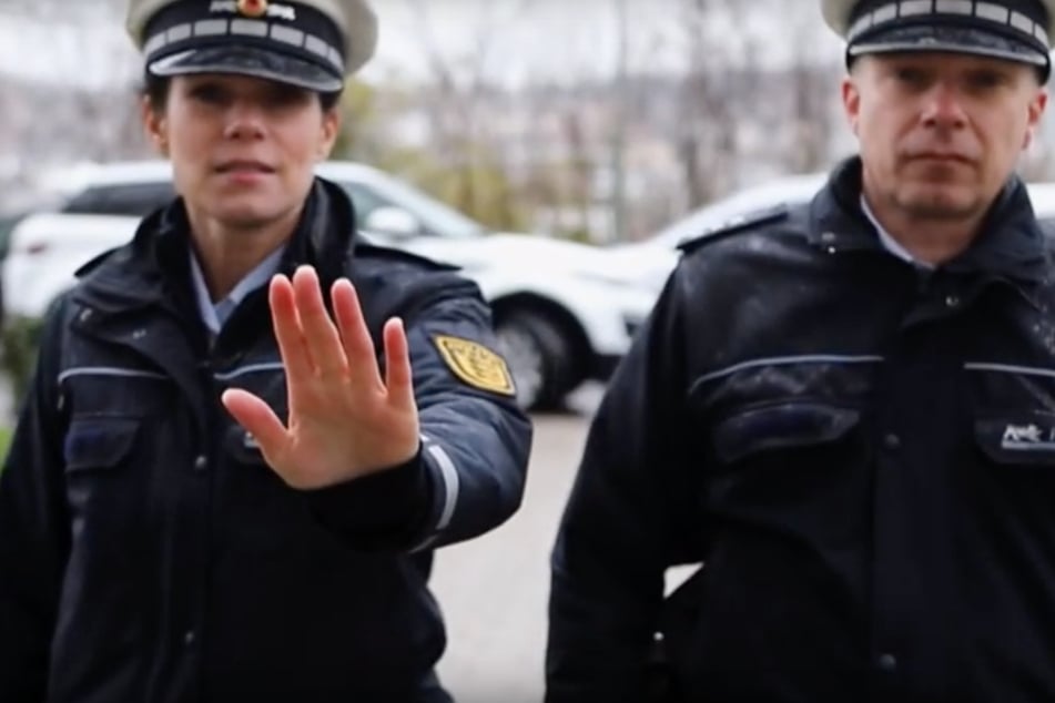 Screenshot aus dem YouTube-Video der Polizei, bei dem die Beamten die Bürger darum bitten, zu Hause zu bleiben.