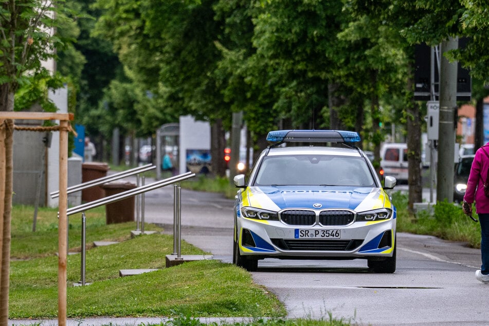 Ein Polizeiauto steht nahe dem Tatort in Landshut.
