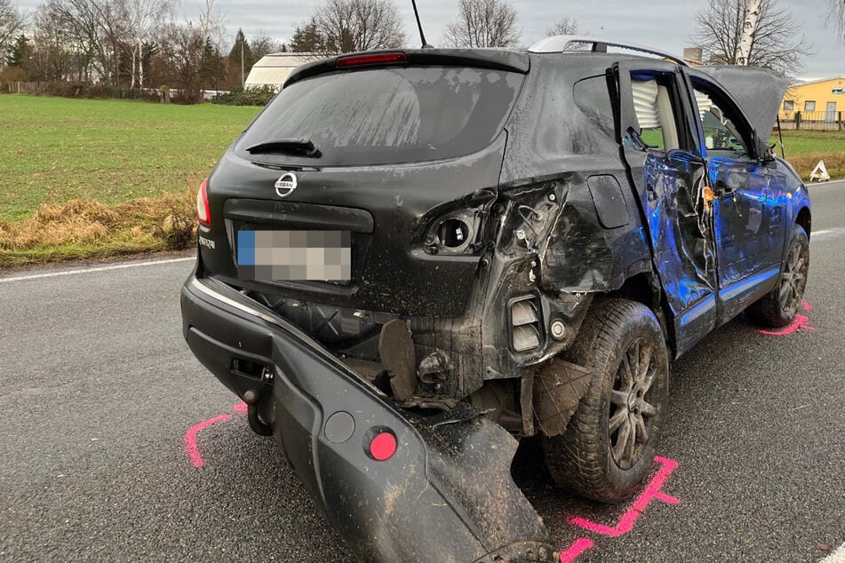 Schwerer Crash nahe Leipzig: Autofahrerin verliert Kontrolle und kracht gegen Baum