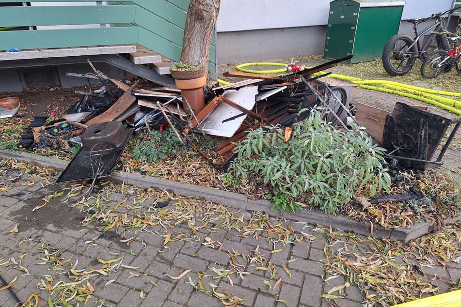 Nach einem Knall haben mehrere Gegenstände im Keller in Flammen gestanden.