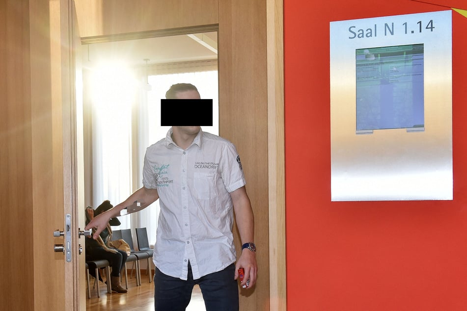 Der Mann Martin K. wurde mehrfach straffällig. Hier bei seinem Prozess wegen Betruges. Behörden dürfen nunmehr "sein Vorleben", wo er eine Frau ist, nicht mehr "verwerten". Ein Privileg, das seinen Missbrauchsopfern nicht beschieden ist.