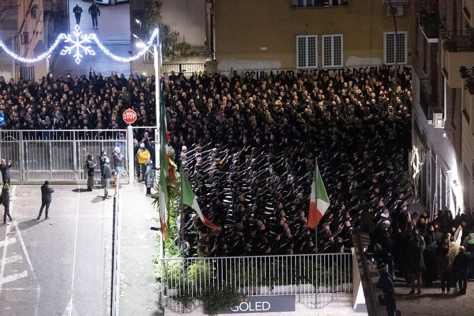 Bei einer Kundgebung in der italienischen Hauptstadt zeigen Hunderte Neofaschisten den faschistischen Gruß.