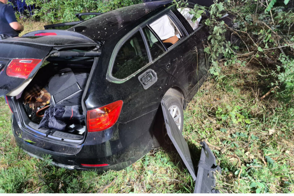 Der BMW blieb auf der Seite liegen.