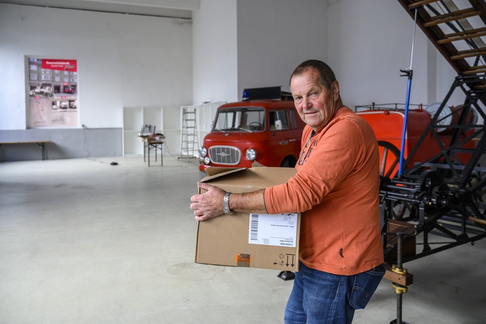 Vereinsmitglied Matthias Irmer (67) hilft beim Umzug.