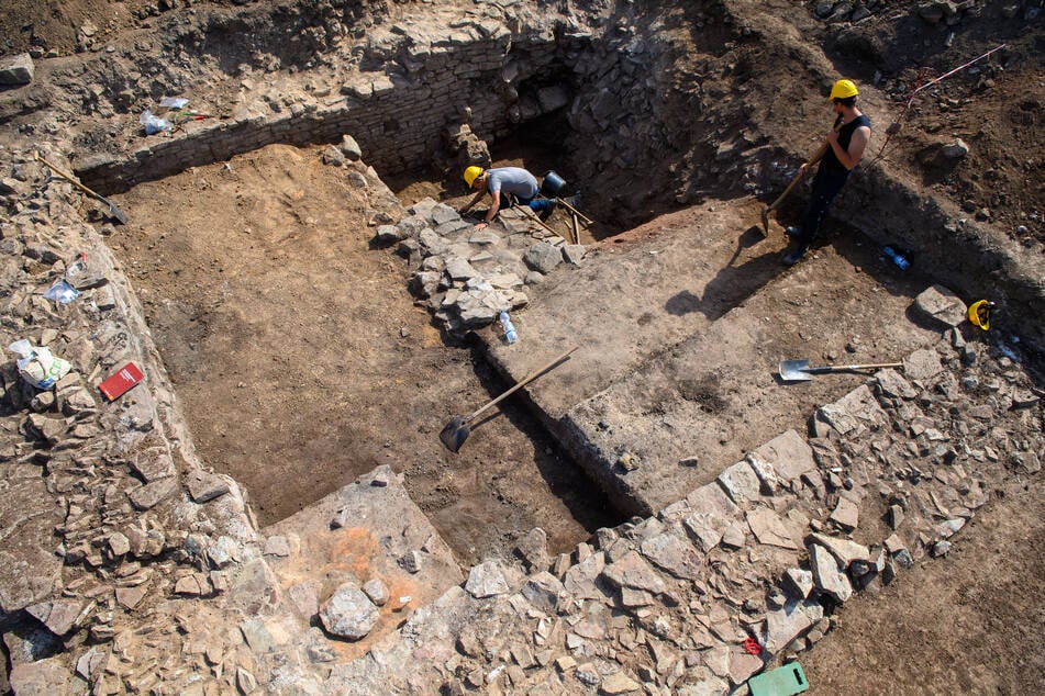 Ein Team aus Archäologen, ehrenamtlichen Helfern und Studenten untersuchen derzeit das Kloster.