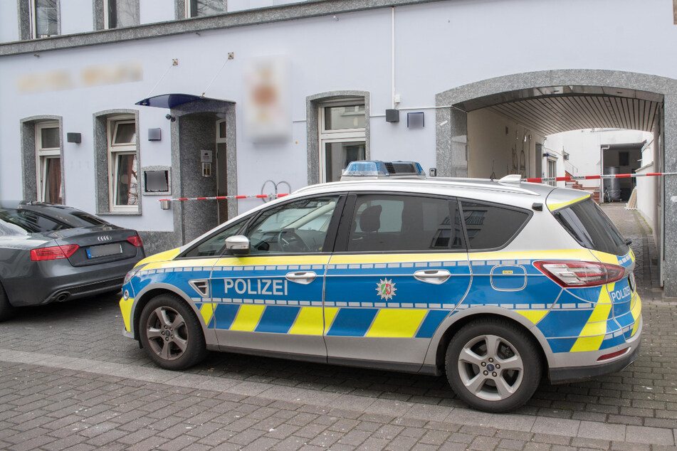 Die Polizei ist an dem Hotel in Köln-Kalk im Einsatz.