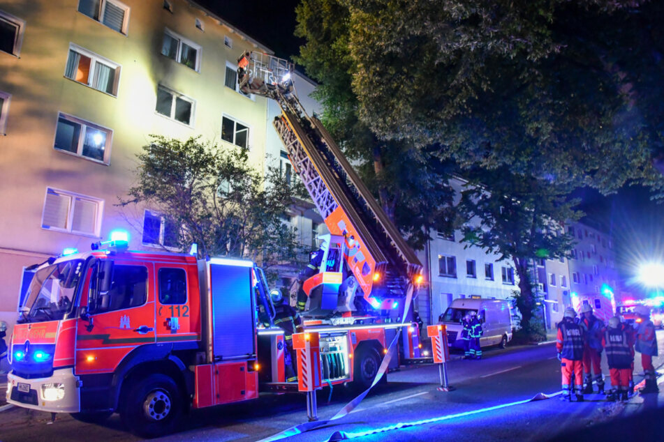 Bei einem Feuer in einem Mehrfamilienhaus in Hamburg ist eine 79-jährige Frau in der Nacht zu Montag ums Leben gekommen.