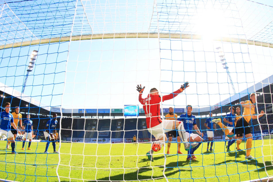 Das 1:0 am 3. Oktober 2015: Einen Freistoß von Marvin Stefaniak (25) köpfte Marco Hartmann (32) am kurzen Pfosten stehend ein. Dynamo gewann die Partie vor fünf Jahren im Ostseestadion mit 3:1.