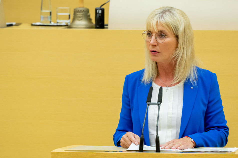 Ulrike Scharf (55, CSU), Staatsministerin für Familie, Arbeit und Soziales.
