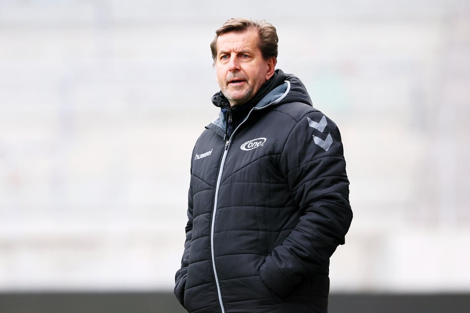 Im Gedenken an die kürzlich verstorbene Trainer-Legende Heiko Weber (†61) spielen beide Mannschaften mit Trauerflor.