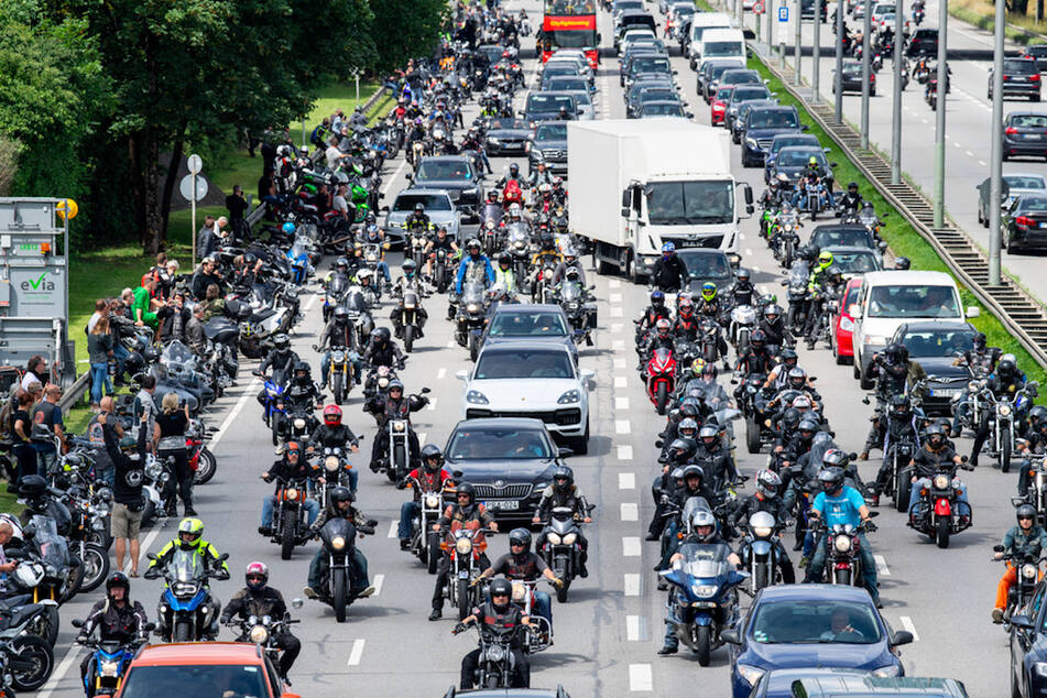 Motorradfahrer nehmen am 04.07.2020 an einer von offizieller Seite untersagten Motorrad-Demo gegen Fahrverbote an Wochenenden und Feiertagen teil.