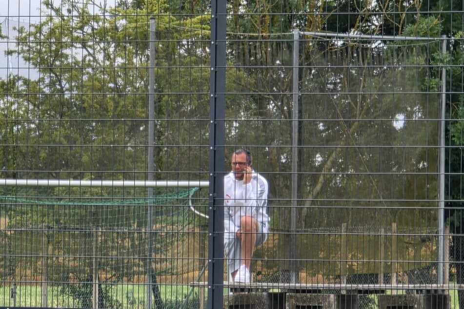 Während der Einheiten war Sportgeschäftsführer Marcel Schäfer fast nur am Telefon. Die Transfer-Planung muss ja voran gehen.