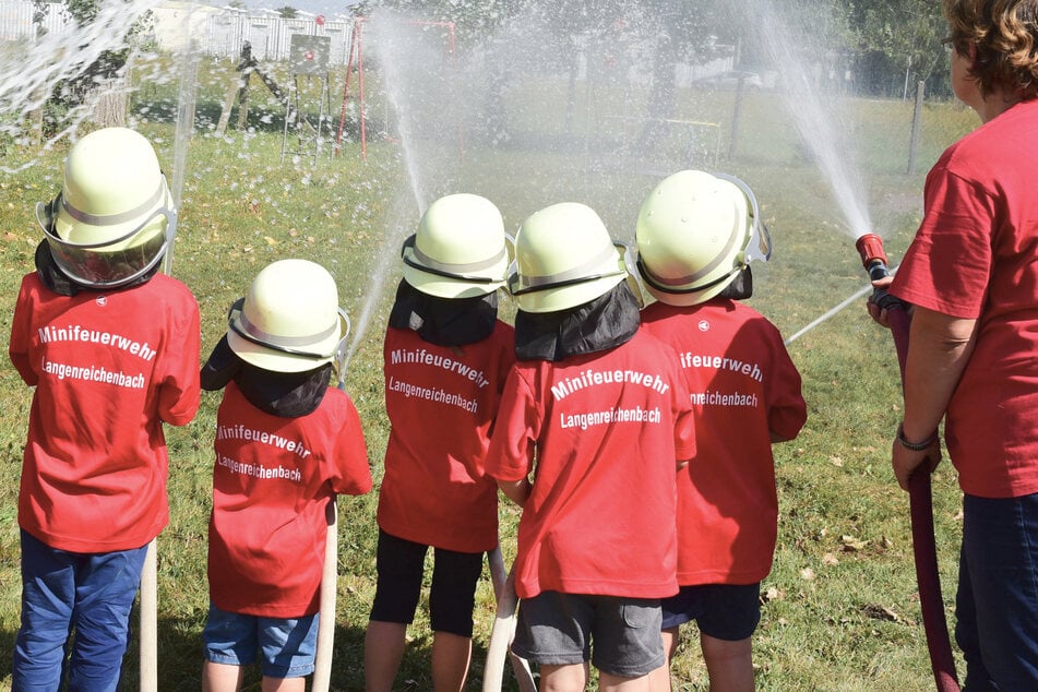 Die Kinder der Freiwilligen Mini-Feuerwehr Langenreichenbach zeigen ihr Können beim Löschwettbewerb.