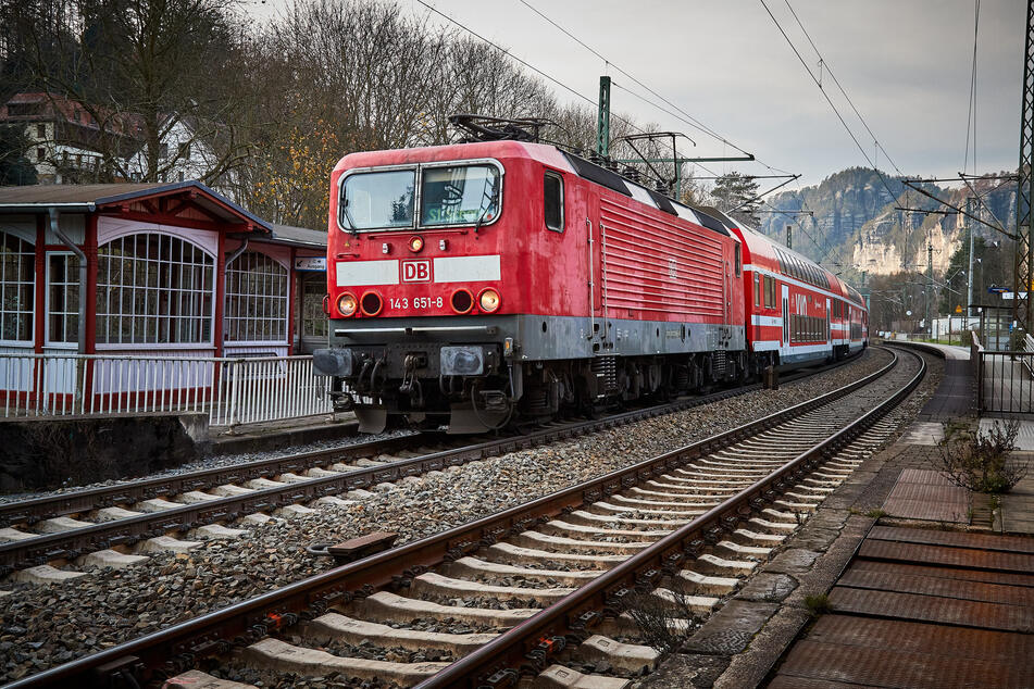 Aufgrund einer Stellwerksstörung muss die S1 aktuell in Bad Schandau enden und kann nicht bis Schöna fahren. (Archivbild)