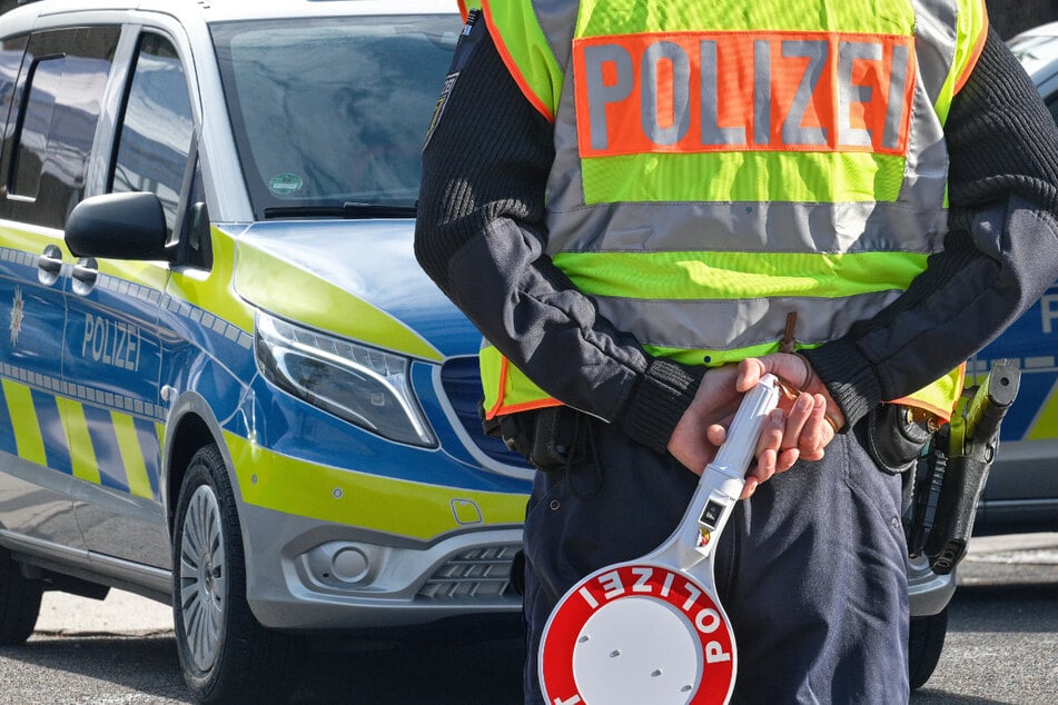 Nach einem Unfall wurde die A60 in Südhessen am Samstag von der Polizei vorübergehend voll gesperrt. (Symbolbild)