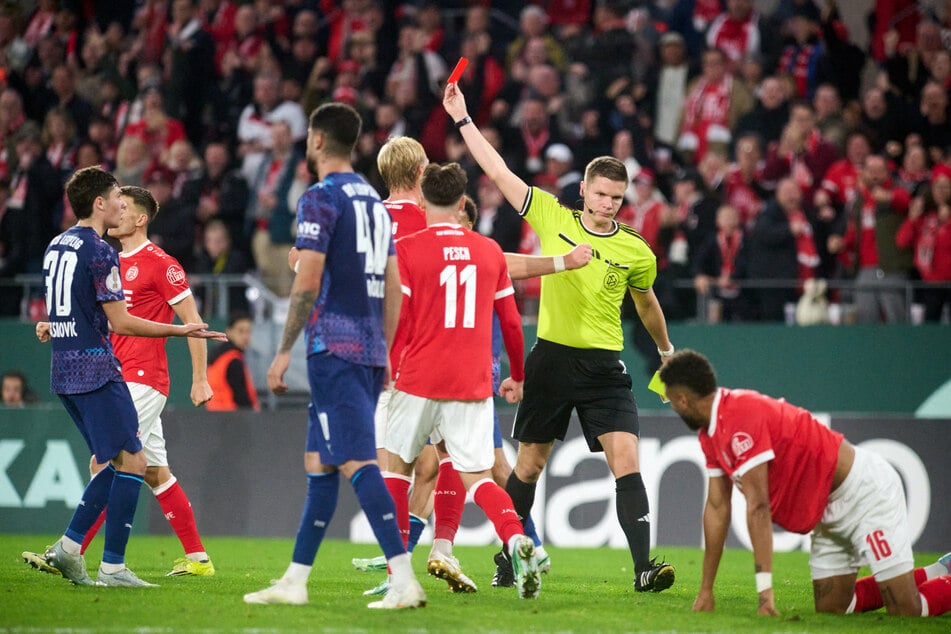 Nach 44 Minuten war für RB Leipzigs Nicolas Seiwald Feierabend. Zwei Fouls reichten, um sich zwei Gelbe Karten einzuheimsen.