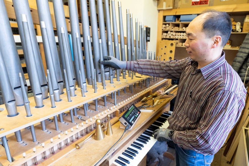 Der Koreaner Sang Ook No (46) arbeitet bei Eule als Intonateur. Sein Job ist die klangliche Gestaltung der Orgelpfeifen. Um die jeweilige Pfeife in Klangfarbe und Lautstärke zu verändern, bearbeitet er mit Spezialwerkzeugen das "Gesicht der Pfeife".
