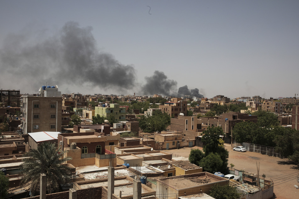 Die Kämpfe in der Hauptstadt zwischen der sudanesischen Armee und den Rapid Support Forces wurden wieder aufgenommen, nachdem ein international vermittelter Waffenstillstand gescheitert war.