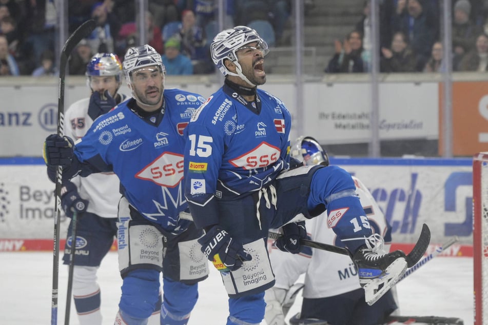 Das Positive! C.J. Suess (M.) traf und machte in Überzahl das 1:2.