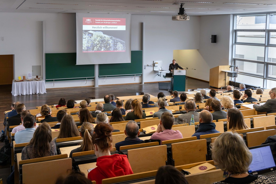 Im Hörsaal der Fakultät für Wirtschaftswissenschaften lässt es sich gut Lernen.