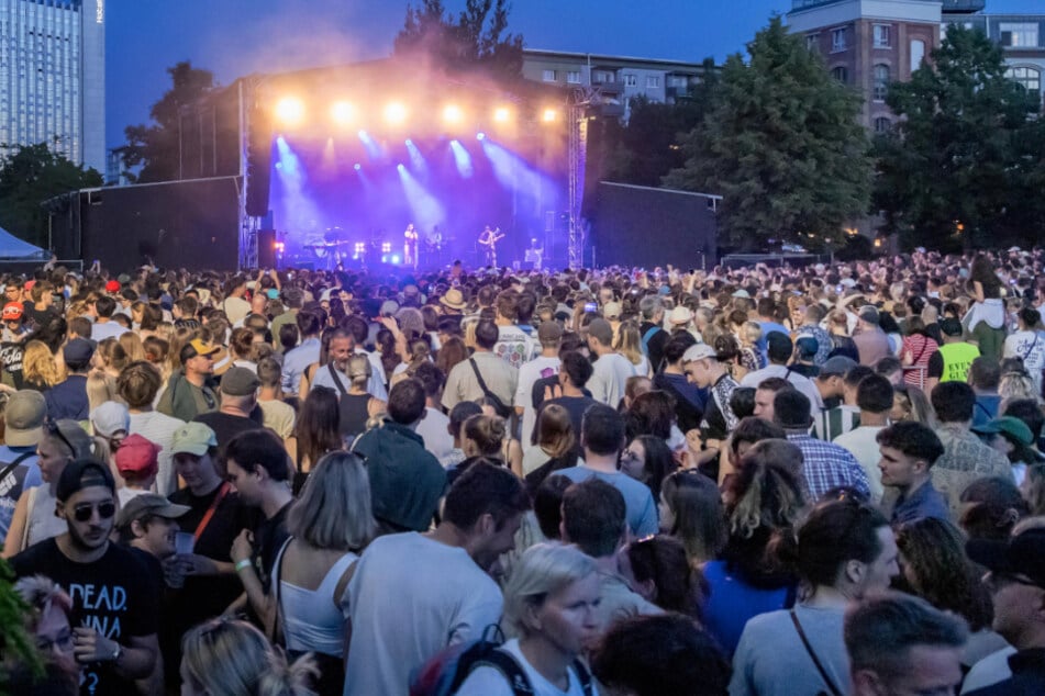 Chemnitz: "Politiker lynchen": Wird Rapper "beslik" nach Skandal-Aussage vom KOSMOS-Festival ausgeladen?