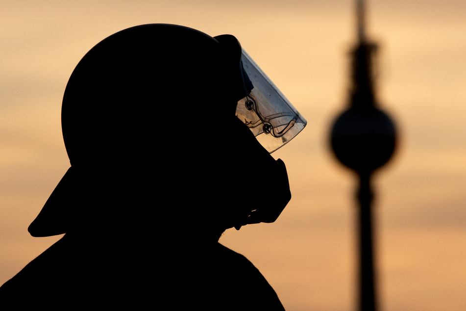 Zwei Teenager haben in Berlin-Hellersdorf Polizisten gezielt bespuckt und beleidigt (Symbolbild).