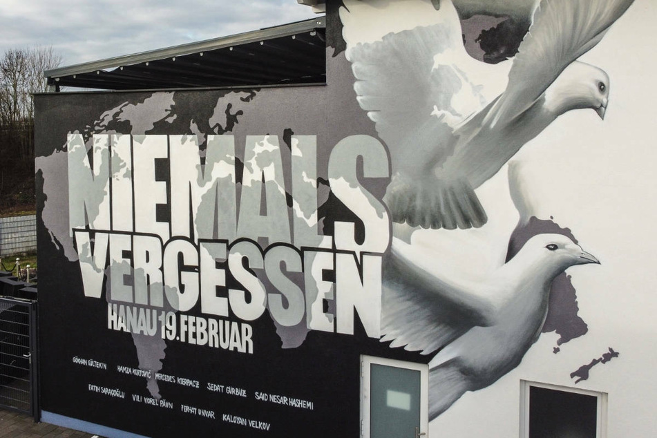 Ein riesiges Wandgemälde des Künstlerkollektivs "Kollektiv ohne Namen" erinnert in Bruchköbel an die Opfer der rechtsextremen Mordanschläge von Hanau.