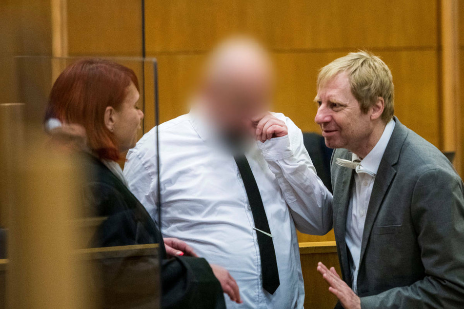 Der Mitangeklagte im Lübcke-Prozess Markus H. (M.) steht zwischen seiner Anwältin Nicole Schneiders und seinem Anwalt Björn Clemens.