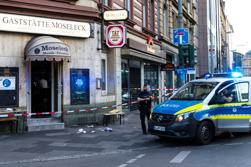 Der Bereich vor der bekannten Gaststätte "Moseleck" im Bahnhofsviertel von Frankfurt am Main wurde nach einer Messerstecherei am Montagabend von der Polizei abgesperrt.