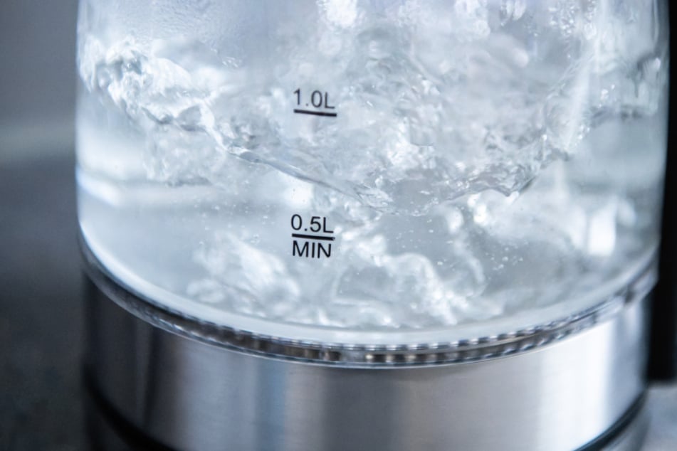 Immunkranke Menschen sollten nur abgekochtes oder abgepacktes Trinkwasser zu sich nehmen. (Symbolbild)