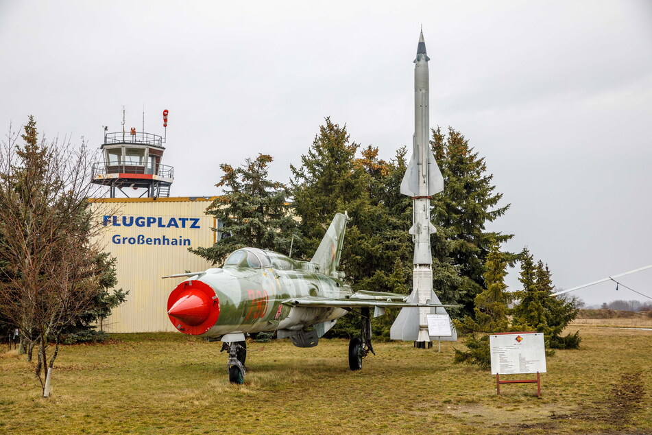 Das "Fliegende Museum" auf dem Flugplatzgelände ist eine der größten privaten Flugzeugsammlungen in Europa. Passend zur Geschichte des Flughafens werden auch Kampfflugzeuge wie die MIG 21 SPS gezeigt.