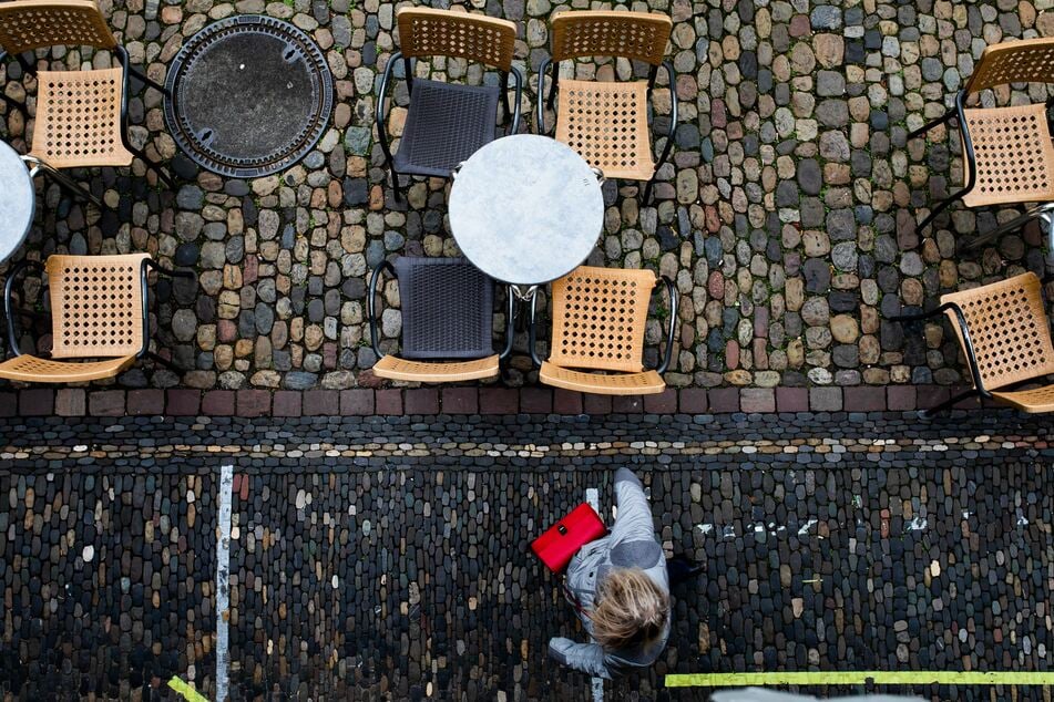 Leere Tische und Stühle vor einem Eiscafé in Freiburg. Schon vor dem neuen Corona-Lockdown leidet das Gastgewerbe.