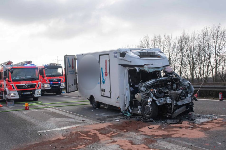 Unfall A59: Auffahrunfall auf A59 bei Köln: Transporter-Fahrer (37) lebensgefährlich verletzt