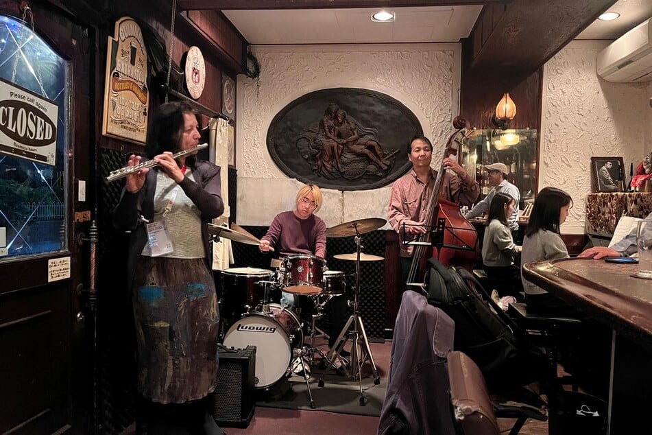 Irene Wieland hatte nach Japan ihre Querflöte mitgenommen. Beim Besuch eines Jazzclubs in Osaka improvisierte sie spontan mit einheimischen Musikern.