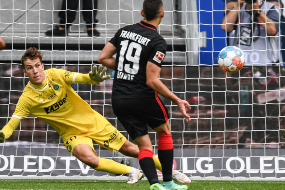 Souverän traf Rafael Borré zum 1:0 für die Hessen vom Punkt.