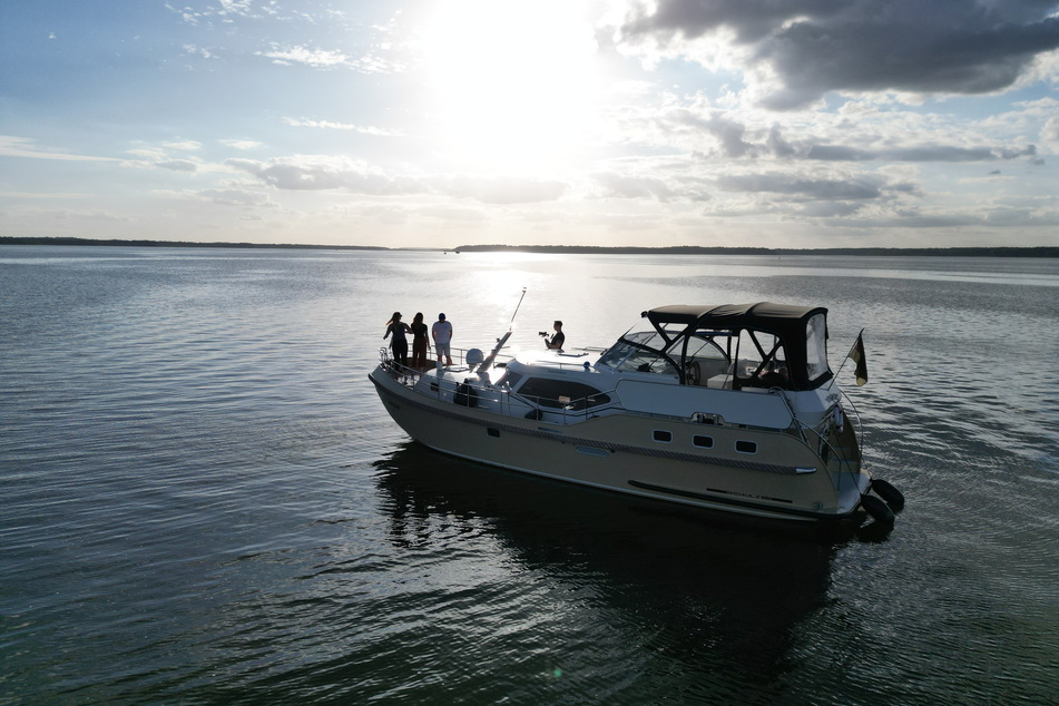 Mit dieser Yacht ging's für Julia Taubitz und Natalie Maag raus auf die Müritz, wo sie die Abendsonne genossen.