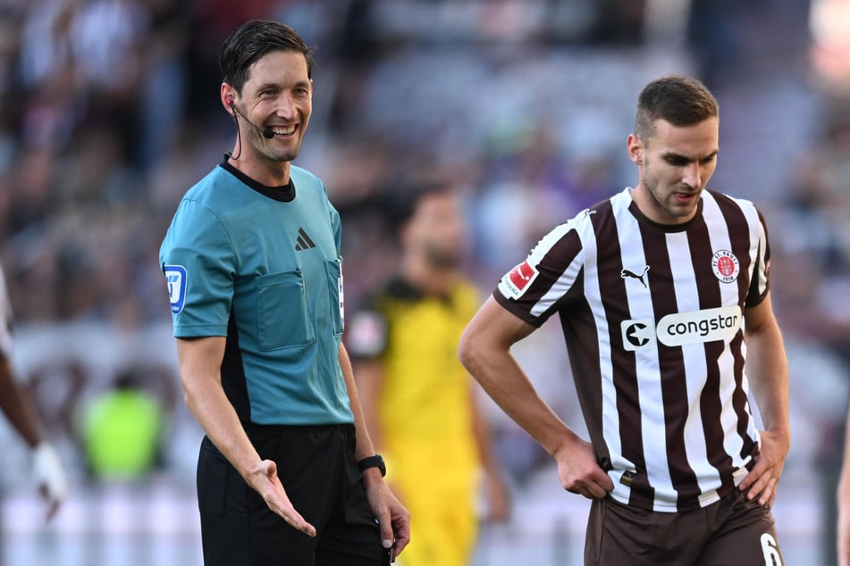 Matthias Jöllenbeck (39, l) leitet die Partie zwischen St. Pauli und Köln am Freitagabend.