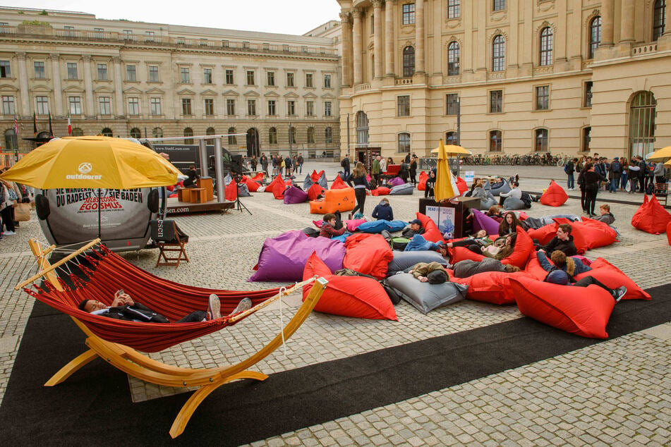 Auf dem Bebelplatz können Leseratten beim jährlichen "StadtLesen" kostenlos mit einem Buch entspannen.