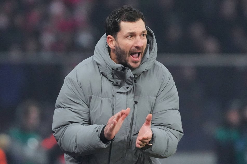 Hertha-Coach Sandro Schwarz (44) hat sein Team während der Derby-Pleite gegen Union Berlin unermüdlich nach vorn gepeitscht und genießt weiterhin das Vertrauen der Spieler.