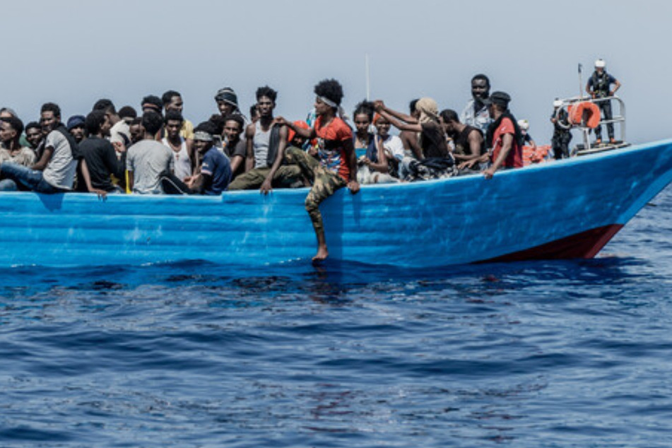 Fischerboot auf Grund gelaufen: 400 Bootsmigranten in Sicherheit gebracht